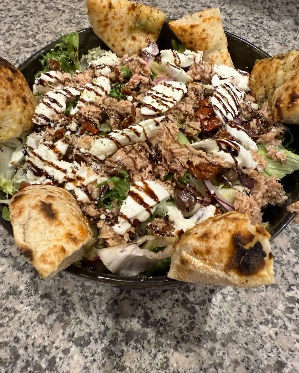 La salade Di Sole, avec des croûtons de pâte à pizza