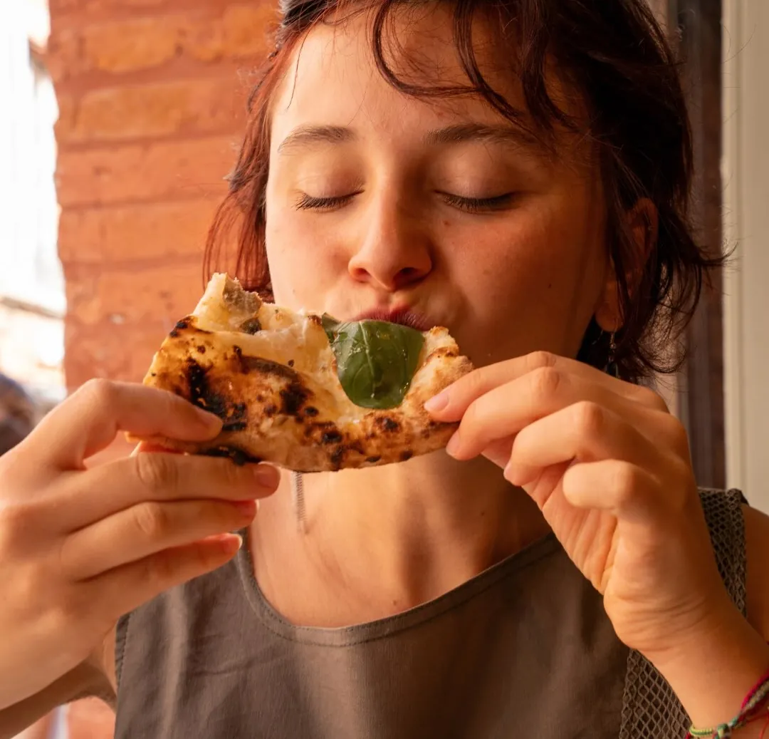 La cliente croque une part, les yeux fermés