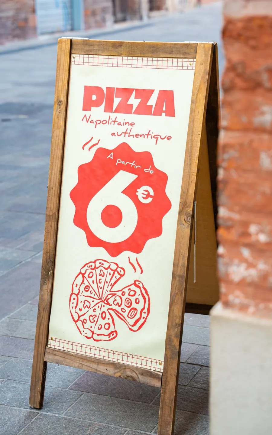 Le chevalet devant la pizzeria : Pizza napolitaine authentique, à partir de 6 €