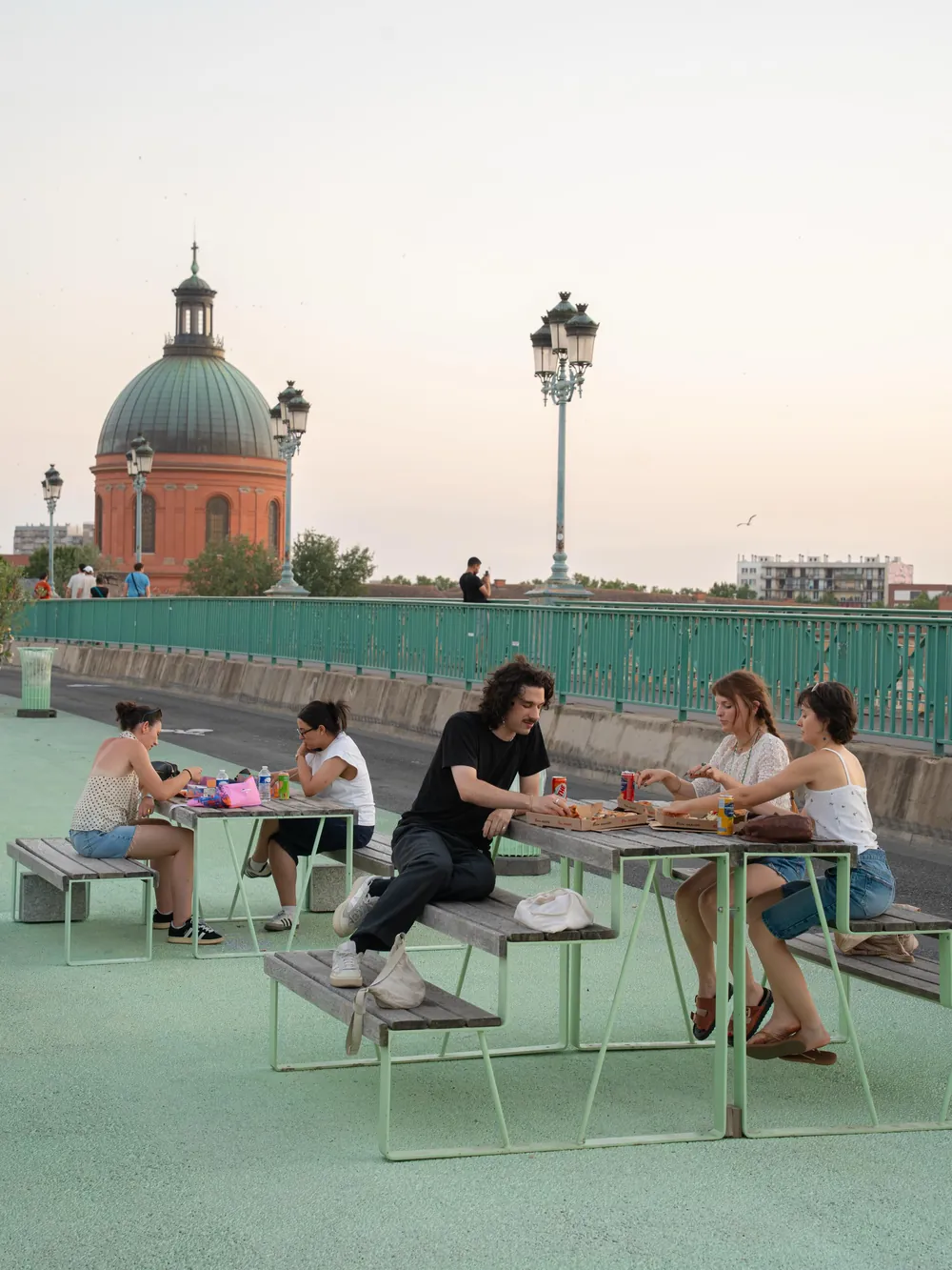 Des amis attablés sur les quais, face au dôme de la Grave